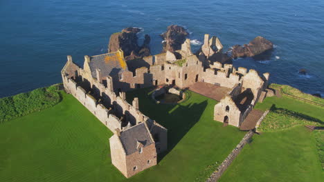 Unglaubliche-Luftaufnahmen-Von-Dunnottar-Castle:-Sonniger-Tag-In-Stonehaven,-Schottland