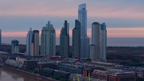 Vista-Aérea-Con-Los-Colores-Del-Atardecer-De-Los-Edificios-En-Puerto-Madero-Con-Un-Dron-DJI-En-La-Capital-Federal,-Ciudad-De-Buenos-Aires,-Argentina