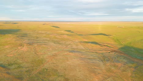 Kasachstan,-Zentralasien---Der-Sonnenuntergang-Taucht-Die-Weiten-Grünen-Felder-In-Ein-Warmes-Licht---Drohne-Fliegt-Vorwärts