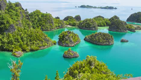 Un-Impresionante-Archipiélago-De-Pianemo-En-Raja-Ampat,-Indonesia,-Con-Islas-Verdes-Y-Exuberantes-Que-Salpican-Las-Aguas-Turquesas.