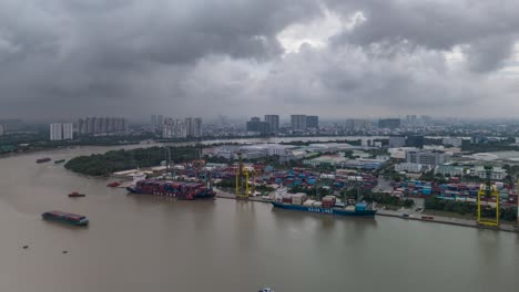 Schifffahrtshafen-Und-Saigon-River-Aktivität-In-Luft-Hyperlapse-Frachtschiffe-Werden-Beladen