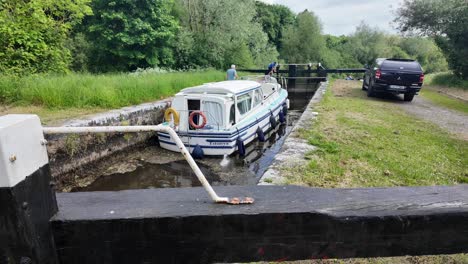 Lugares-épicos-De-Irlanda,-Esclusa-De-Canal,-Barco-Listo-Para-Descender-En-Los-Niveles-De-Agua-Del-Río-Barrow,-Carlow,-Irlanda