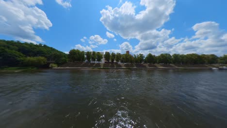 Turm-Der-Gediminas-Burg-Auf-Der-Anderen-Seite-Des-Flusses-Neris-In-Vilnius,-Litauen