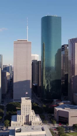 Toma-Vertical-Con-Dron-Del-Ayuntamiento-De-Houston-Y-Rascacielos-Del-Centro-De-La-Ciudad,-Texas,-EE.-UU.