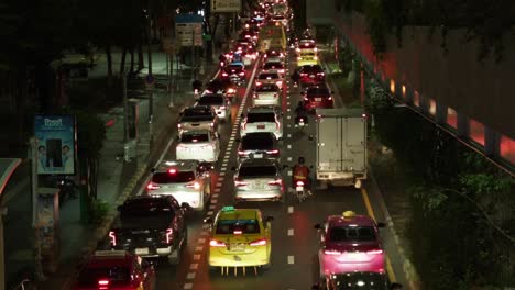 Heavy-traffic-fills-the-streets-of-Bangkok-at-night-with-cars-and-motorcycles-moving-in-both-directions,-timelapse