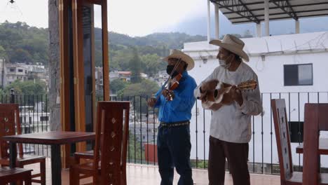 Mariachi-Im-Restaurant-Musiker-Live-Auftritt-Während-Covid-Mit-Maske-Auf