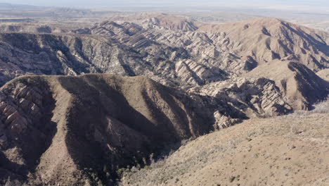 Vuelo-Aéreo-Con-Drones-De-Las-Colinas-Y-Montañas-De-Un-Parque-Natural-Americano-En-Un-Día-Cálido,-Cámara-Lenta