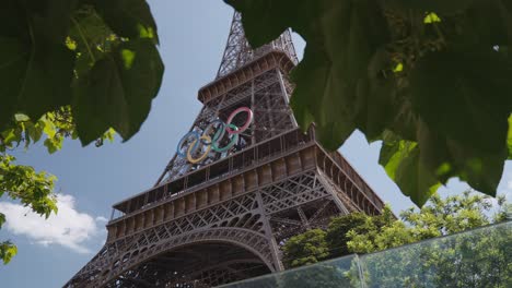 Der-Eiffelturm-Mit-Den-Olympischen-Ringen-Paris-2024,-Halbtotale