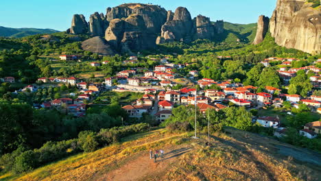 Schönes-Griechisches-Dorf,-Umgeben-Von-Bergen-An-Einem-Sonnigen-Tag,-Luftaufnahme-Der-Umlaufbahn