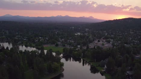 Puesta-De-Sol-Sobre-El-Río-Deschutes-En-Bend,-Oregón,-Con-Las-Montañas-Cascade-Y-Nubes-Rosadas