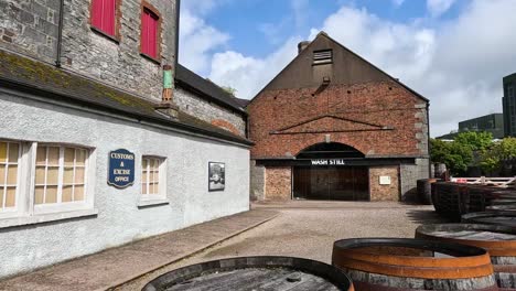 Turistas-Visitando-La-Destilería-Jameson-Middleton-En-Cork,-Irlanda