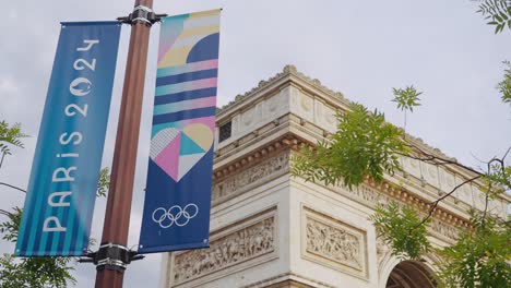 Olympische-Spiele-2024-In-Paris,-Arc-De-Triomphe-Mit-Blauem-Schild