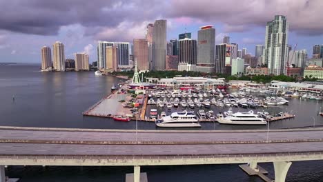 Downtown-Miami-Marina-Und-Wolkenkratzer-In-Der-Nähe-Der-Biscayne-Bay