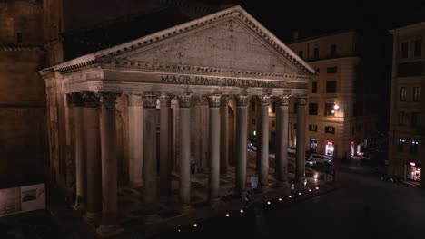 Erstaunliche-Drohnenaufnahme-Des-Pantheons-Bei-Nacht-In-Rom,-Italiens-Historischem-Stadtzentrum