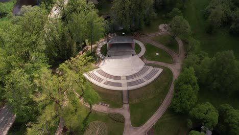 Eine-Atemberaubende-Luftaufnahme-Der-Stadt-Rujiena-Mit-Ihren-Bezaubernden-Gebäuden,-Straßen-Und-üppigem-Grün