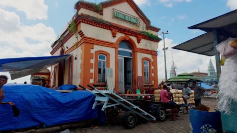 Vista-De-Casas-De-La-época-Colonial-En-El-Centro-Histórico-De-Belém,-Brasil,-Con-Vistas-A-La-Bulliciosa-Feria-Del-Açaí-Y-Al-Mercado-Ver-o-Peso