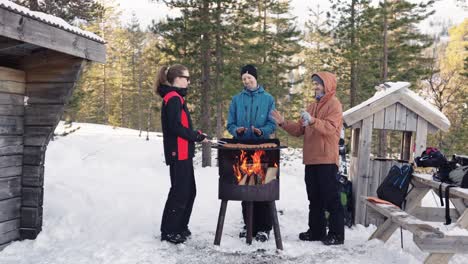 Skifahrer-Stehen-Um-Offenes-Feuer-In-Den-Schwedischen-Bergen