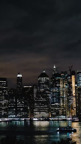 Vídeo-Vertical-De-La-Isla-De-Manhattan-Por-La-Noche-Durante-Una-Tormenta-Eléctrica.