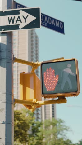 Luz-De-Stop-Para-Peatones-Parpadeando-En-Brooklyn.-Vídeo-Vertical