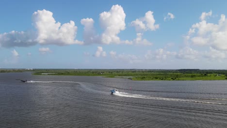 Eine-Aufregende-Luftaufnahme-Fängt-Die-Intensität-Der-Boote-Ein,-Die-Während-Der-Texas-Outlaw-Challenge-2024-Durch-Die-Gewundenen-Gewässer-Des-Dickinson-Bayou-Rasen