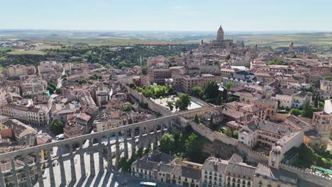 Aufsteigende-Drohne,-Luftaufnahme-Des-Aquädukts-Von-Segovia,-Spanien,-Drohne,-Luftaufnahme-Mit-Der-Altstadt-Im-Hintergrund