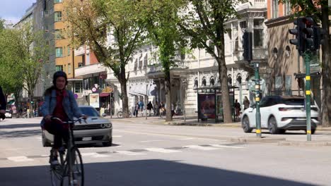 Vista-Estática-Del-Tráfico-En-La-Calle-Sveavagen-En-Estocolmo,-Suecia,-En-Verano