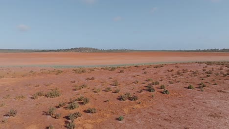 Weitwinkel-Drohnenclip,-Der-Die-Farbenfrohe-Australische-Outback-Wüste-Mit-Blick-Auf-Die-Einzigartige-Landschaft-Bis-Zum-Horizont-Zeigt