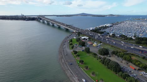 Carretera-Estatal-1-En-El-Puente-Del-Puerto-De-Auckland-Que-Cruza-El-Puerto-De-Waitemata-En-Auckland,-Nueva-Zelanda