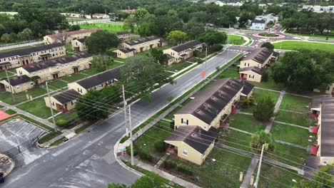 Aerial-flyover-housing-area-with-row-of-houses-in-suburb-of-Orlando-City,-Florida