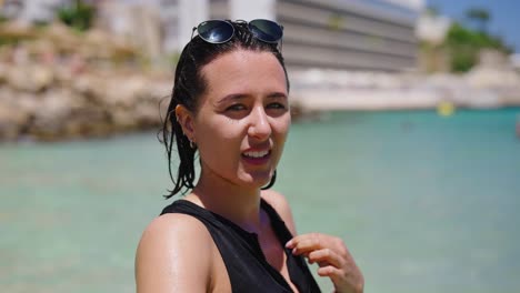 Mujer-Feliz-Con-El-Pelo-Mojado-Y-Gafas-De-Sol-En-La-Playa-Del-Resort-De-Mallorca