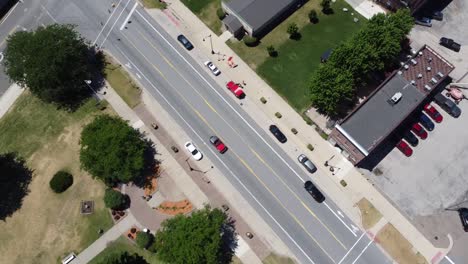 Imágenes-De-Drones-De-Automóviles-Circulando-En-Benton-Harbor,-Michigan,-Saint-Joseph