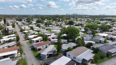 Extensive-mobile-home-park-with-tree-lined-streets-in-Florida