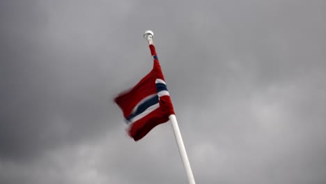 Norwegische-Flagge-Auf-Einer-Fähre-Bei-Starkem-Wind