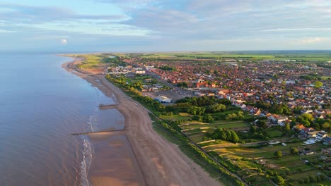 Vistas-Aéreas-Panorámicas-De-La-Ciudad-Costera-De-Skegness-En-La-Costa-De-Lincolnshire,-Inglaterra.