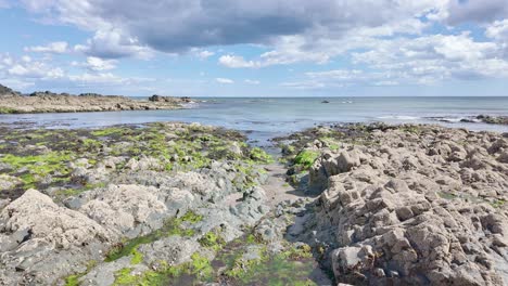 Zeitraffer-Irland,-Epische-Orte,-Ebbe-An-Der-Küste-Von-Waterford,-Dramatische-Wolken,-Algen-Auf-Felsen,-Wellen,-An-Einem-Sommernachmittag