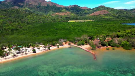 Cabo-Beach-Luftaufnahme,-Zoom-Auf-Den-Strand-In-Coron-Mit-Blick-Auf-Die-Berge-An-Einem-Sonnigen-Tag