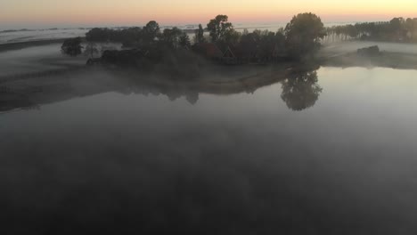 Langsam-Nach-Oben-Schwenken-Von-Einem-Niederländischen-Bauernhof-Im-Frühen-Morgennebel