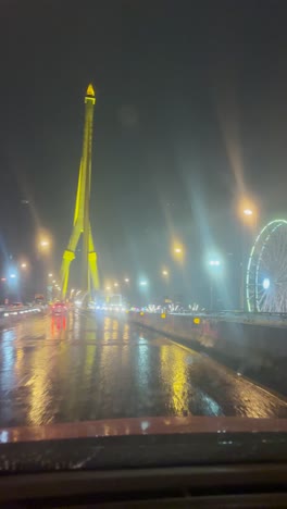 Una-Feria-De-Vacaciones-Es-Visible-Desde-Un-Lado-Del-Puente-Más-Grande-De-La-Ciudad-De-Bangkok.