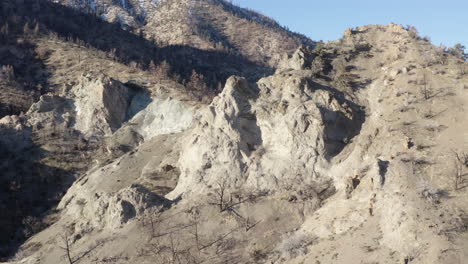 Vuelo-De-Dron-Con-Toma-De-Camión-En-La-Ladera-De-La-Zona-Montañosa-En-Devils-Punchbowl,-Cámara-Lenta-Con-Espacio-De-Copia