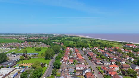 Vistas-Aéreas-Panorámicas-De-La-Ciudad-Costera-De-Skegness-En-La-Costa-De-Lincolnshire,-Inglaterra.