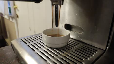 Espresso-Machine-filling-up-a-cup