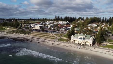 Vista-Aérea-Panorámica-De-La-Playa-De-Cottesloe-A-South-Cottesloe-Y-El-Océano-Índico,-Perth,-Washington