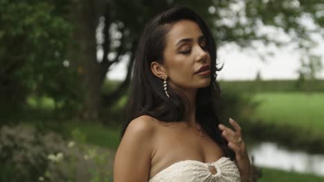 beautiful-young-woman-in-a-park-with-a-white-top