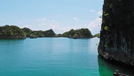 Islas-Pianemo-En-El-Archipiélago-De-Raja-Ampat,-Indonesia,-Con-La-Cámara-Girando-Hacia-La-Izquierda