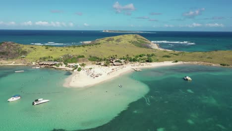 Fliegen-Sie-In-Richtung-Des-Sonnigen-Karibischen-Ilet-De-Pinel-In-Saint-Martin