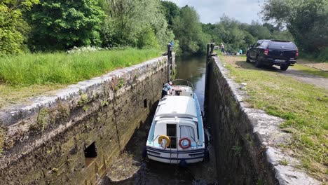 Lugares-épicos-De-Irlanda,-Barco-Saliendo-De-La-Esclusa-Del-Canal-En-El-Río-Barrow,-Carlow,-Irlanda-En-Verano