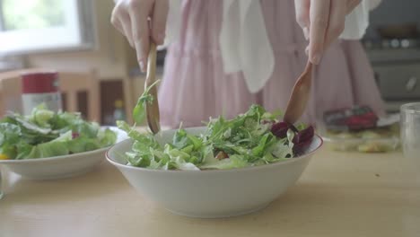 Mixing-fresh-organic-salad