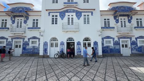 Touristen-Spazieren-Und-Fotografieren-Die-Wunderschönen-Azulejos-Des-Alten-Bahnhofs-Von-Averio-In-Portugal