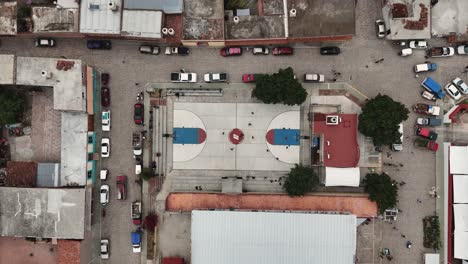 Vista-Aérea-De-Un-Partido-De-Baloncesto-En-Un-Pueblo-De-Los-Valles-Centrales-De-Oaxaca,-México,-Cámara-Lenta