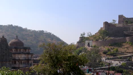 Ruinas-De-Una-Antigua-Fortaleza-Con-Un-Cielo-Azul-Brillante-Desde-Una-Perspectiva-única-En-La-Mañana.-El-Video-Se-Tomó-En-Kumbhalgarh,-Rajastán,-India,-El-24-De-Noviembre-De-2023.